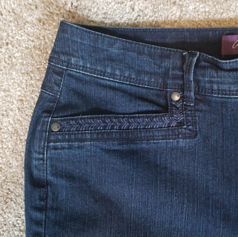 4 Bundle: 2 Capris & 2 Shorts - Picture 2 of 6